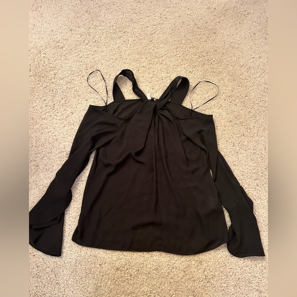 NWT shoulder cut out blouse